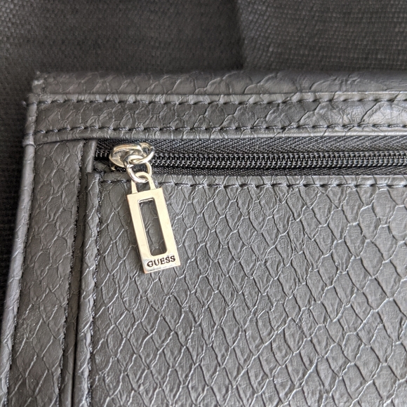 Guess Wallet - Picture 2 of 8